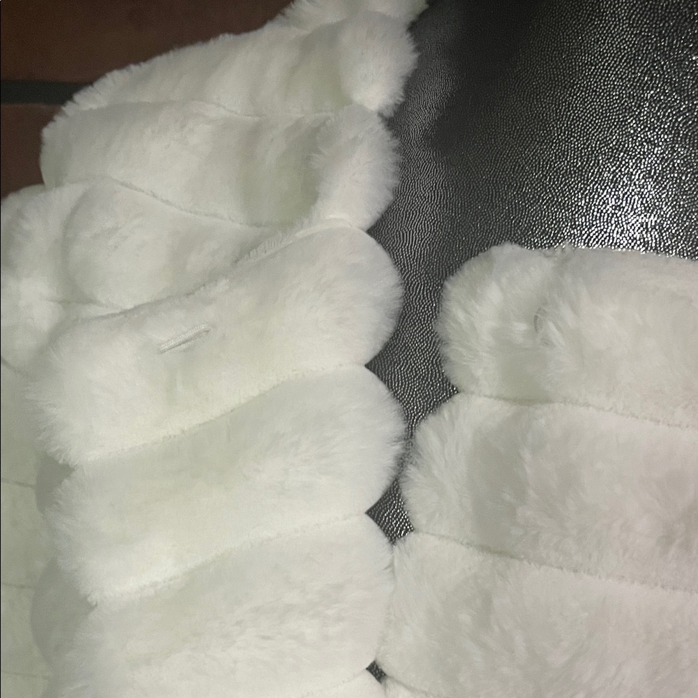 Elegant White Faux Fur Jacket - Picture 3 of 5